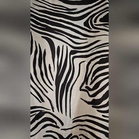 LAFAYETTE 148 Newyork 100% silk Shari ShortSleeve Zebra-Print Top Black/White. M - Picture 16 of 16